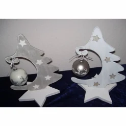 Tannenbaum mit Kugel und Beleuchtung