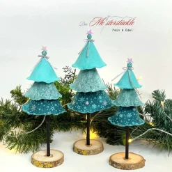 Tannenbäumchen mit Holzsockel in eisblau petrol – Einzigartige, handgemachte Weihnachtsdeko in 3 Größen