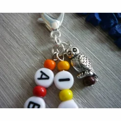 Taschenanhänger zur Einschulung mit Eule, Mondstein, Buchstaben- und Zahlenperlen – Geschenk zum Schulanfang