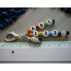 Taschenanhänger zur Einschulung mit Eule, Mondstein, Buchstaben- und Zahlenperlen – Geschenk zum Schulanfang