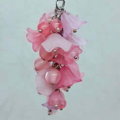 Taschenbaumler Blütentraube rosa – stilvoller Anhänger aus Acrylblüten & Glasbiconen