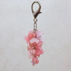 Taschenbaumler Blütentraube rosa – stilvoller Anhänger aus Acrylblüten & Glasbiconen