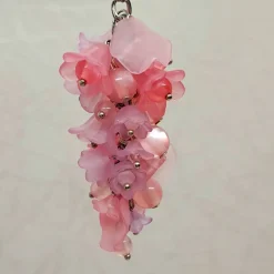Taschenbaumler Blütentraube rosa – stilvoller Anhänger aus Acrylblüten & Glasbiconen