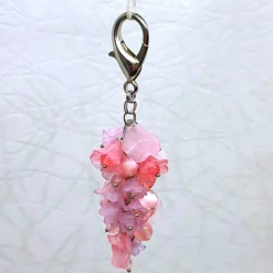 Taschenbaumler Blütentraube rosa – stilvoller Anhänger aus Acrylblüten & Glasbiconen