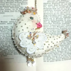 Taube Küken Ornament creme weiß beidseitig bestickt Unikat Osterdeko handmade Hochzeitsdeko