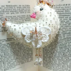 Taube Küken Ornament creme weiß beidseitig bestickt Unikat Osterdeko handmade Hochzeitsdeko