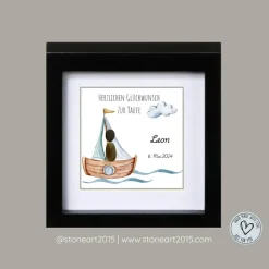 Taufgeschenk Junge • Steinbild Taufe • Personalisiertes Geschenk zur Taufe mit Boot & Rahmen