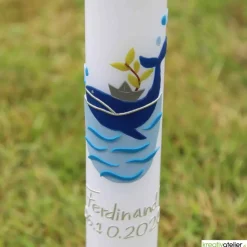 Taufkerze blau mit Wal, Wellen und Schiff, wunderschöne handverzierte Taufkerze für Jungen Walfisch, personalisierbar