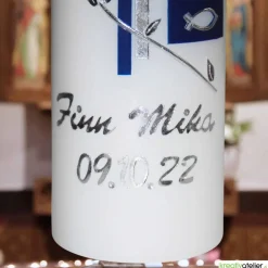 Taufkerze Kreuz, Schmetterling, Taube, Blumenranke, blau für Jungen oder rosa für Mädchen, personalisierbar