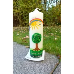 TAUFKERZE Lebensbaum, Baum, Sonne, Regenbogen, inkl. Beschriftung, Wachsverzierungen + handgearbeitete Wachsbeschriftung