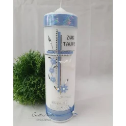 Taufkerze mit Blütenranken in Hellblau Perlmutt - personalisiert