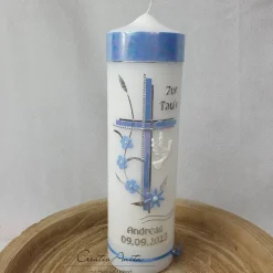 Taufkerze mit Blütenranken in Hellblau Perlmutt - personalisiert