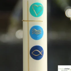 Taufkerze mit Kreuz und den christlichen Symbolen Herz, Wasser und Fisch in gold auf 3 Kacheln, handverziert, elfenbein