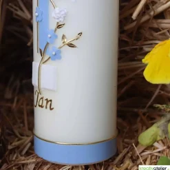 Taufkerze mit zweifarbigem Kreuz, Blumenranke, Taube und Bibel, personalisierbar