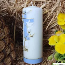 Taufkerze mit zweifarbigem Kreuz, Blumenranke, Taube und Bibel, personalisierbar