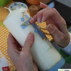 Taufkerze mit zweifarbigem Kreuz, Blumenranke, Taube und Bibel, personalisierbar