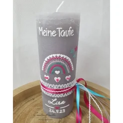 Taufkerze Rustikkerze grau-pink-türkis verziert mit Regenbogen und Herzen