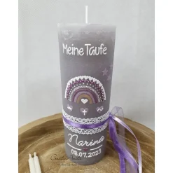 Taufkerze Rustikkerze grau-lila-flieder verziert mit Regenbogen und Herzen