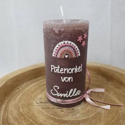 Taufkerze Rustikkerze Taupe mit Teelichteinsatz, verziert mit Regenbogen Herzen und christlichen Symbolen