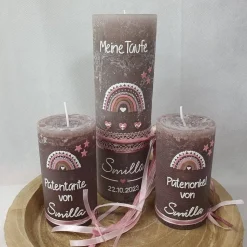 Taufkerze Rustikkerze Taupe mit Teelichteinsatz, verziert mit Regenbogen Herzen und christlichen Symbolen
