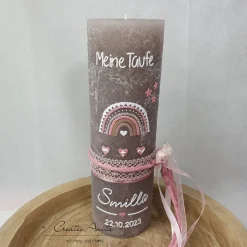 Taufkerze Rustikkerze Taupe mit Teelichteinsatz, verziert mit Regenbogen Herzen und christlichen Symbolen