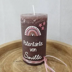 Taufkerze Rustikkerze Taupe mit Teelichteinsatz, verziert mit Regenbogen Herzen und christlichen Symbolen