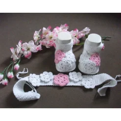 Taufset „süßer Traum“ – Stirnband & Schühchen mit gehäkelten Blüten für Taufe & Baby