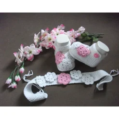 Taufset „süßer Traum“ – Stirnband & Schühchen mit gehäkelten Blüten für Taufe & Baby