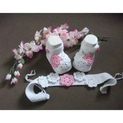 Taufset „süßer Traum“ – Stirnband & Schühchen mit gehäkelten Blüten für Taufe & Baby