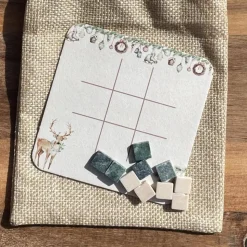 Tic Tac Toe – Weihnachtsedition im Miniformat (inkl. Spielplan, Marmorsteine & Baumwollsäckchen)