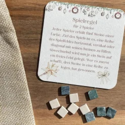 Tic Tac Toe – Weihnachtsedition im Miniformat (inkl. Spielplan, Marmorsteine & Baumwollsäckchen)