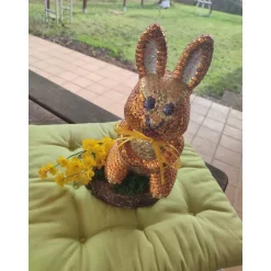 Tischdeko auf Baumscheibe Ostern Hase in Paillettentechnik