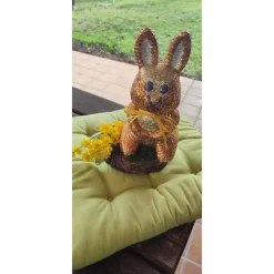 Tischdeko auf Baumscheibe Ostern Hase in Paillettentechnik