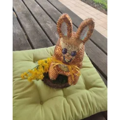 Tischdeko auf Baumscheibe Ostern Hase in Paillettentechnik