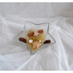 Tischdeko. Glasschale in Sternform mit Weihnachtsdeko in gold