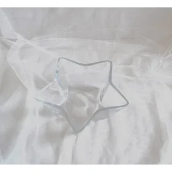 Tischdeko. Glasschale in Sternform mit Weihnachtsdeko in gold