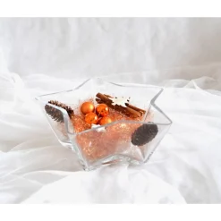 Tischdeko. Glasschale in Sternform mit Weihnachtsdeko in kupfer