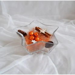 Tischdeko. Glasschale in Sternform mit Weihnachtsdeko in kupfer