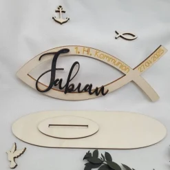 Tischdekoration Kommunion Platzdeko Fisch mit Name und Datum aus Holz geschnitten und handgraviert
