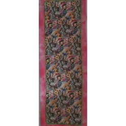 Tischläufer mit gestickten Hasenmotiven