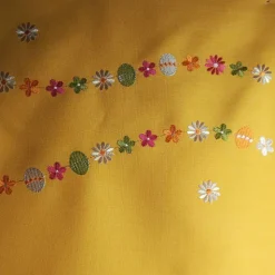 Tischläufer mit  Hasenmotiven im Frühlingsblumenbeet