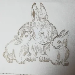 Tischläufer mit romantischen Hasenmotiven im Bilderrahmen dargestellt