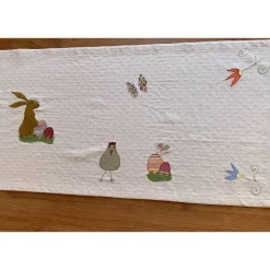 Tischläufer Tischdecke mit fröhlich-bunten Applikationen Ostern Frühling Osterhase Osterei Blumen Baumwolle 33x135cm