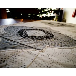 Tischläufer Weihnachtsornament – Patchwork Einzelstück aus Baumwolle für Advent & Weihnachten