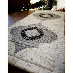 Tischläufer Weihnachtsornament – Patchwork Einzelstück aus Baumwolle für Advent & Weihnachten