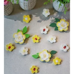 13-tlg. Häkelblüten & Marienkäfer Streudeko Set – 3D Blumen gelb-weiß – Frühlingsdeko & Ostertisch