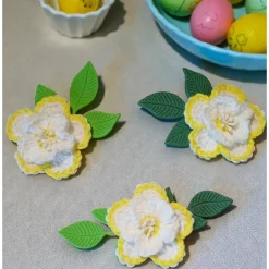 13-tlg. Häkelblüten & Marienkäfer Streudeko Set – 3D Blumen gelb-weiß – Frühlingsdeko & Ostertisch