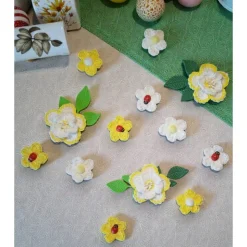 13-tlg. Häkelblüten & Marienkäfer Streudeko Set – 3D Blumen gelb-weiß – Frühlingsdeko & Ostertisch