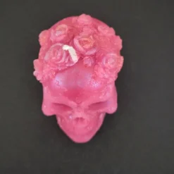 Totenkopf-Kerze mit Rosen – handgegossen aus recyceltem Wachs, pink, Unikat