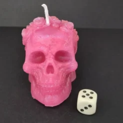 Totenkopf-Kerze mit Rosen – handgegossen aus recyceltem Wachs, pink, Unikat